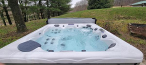 Best Hocking Hills Cabin with Hot tub sleeps 8 Red Brick Ranch